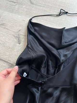 Vestido corto de satén negro