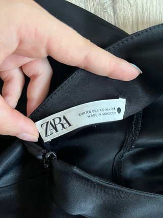 Vestido corto de satén negro