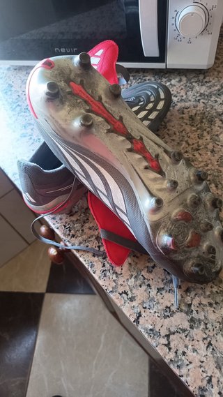 Botas de fútbol Adidas grises y rojas