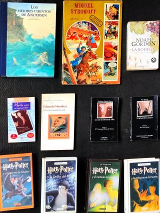 Pack de libros y un comic vintage.