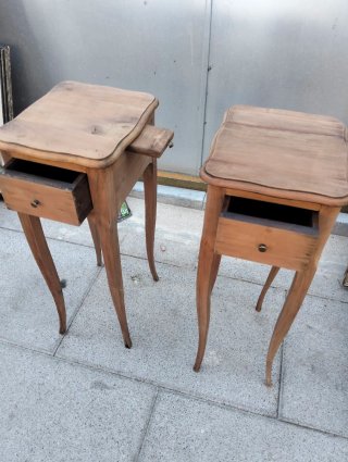 Mesitas de madera antiguas lavadas
