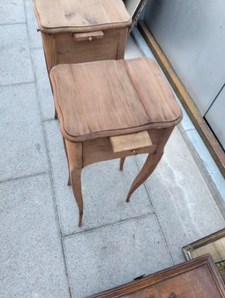Mesitas de madera antiguas lavadas