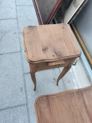 Mesitas de madera antiguas lavadas