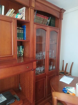 Armario grande salón madera y cristal