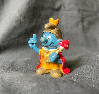 Figura del Re dei Puffi con corona e fungo