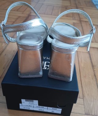 Sandalias doradas tacón cuadrado  con plataforma.