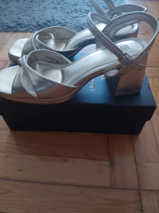 Sandalias doradas tacón cuadrado  con plataforma.