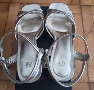 Sandalias doradas tacón cuadrado  con plataforma.