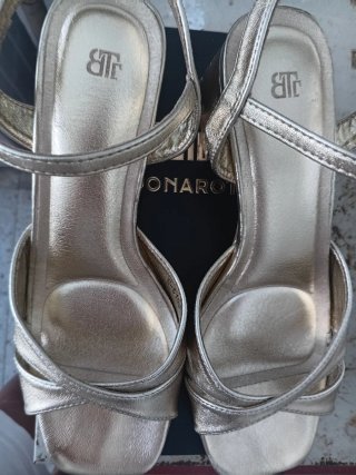 Sandalias doradas tacón cuadrado  con plataforma.