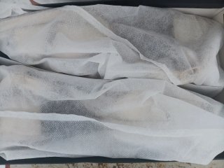 Sandalias doradas tacón cuadrado  con plataforma.