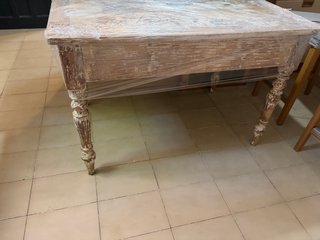 Mesa antigua de madera