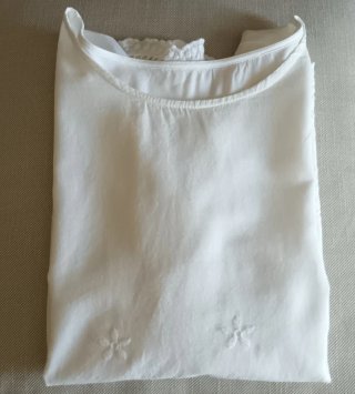 Blusa blanca con bordado floral