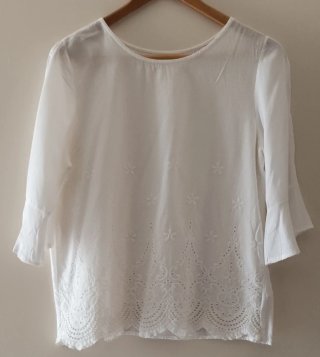 Blusa blanca con bordado floral