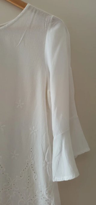 Blusa blanca con bordado floral