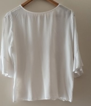 Blusa blanca con bordado floral