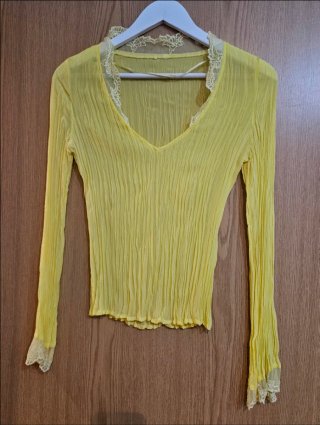 Blusa amarilla con encaje