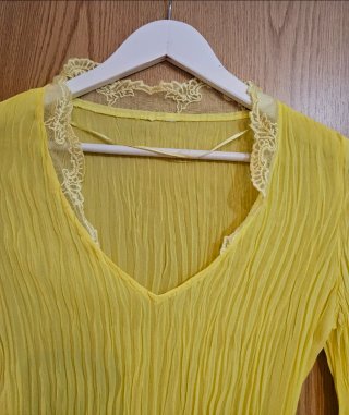 Blusa amarilla con encaje