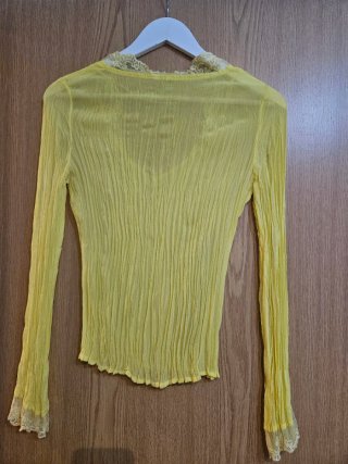 Blusa amarilla con encaje