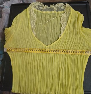 Blusa amarilla con encaje