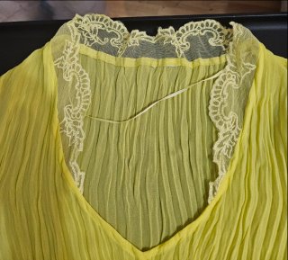 Blusa amarilla con encaje