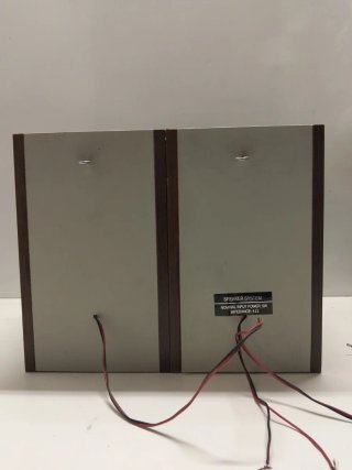 Altavoces pequeños marrones y grises