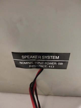 Altavoces pequeños marrones y grises