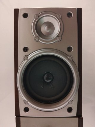 Altavoces pequeños marrones y grises
