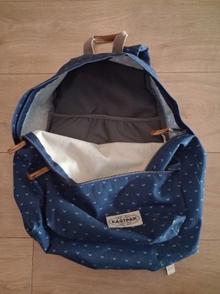 Mochila Eastpak azul con estampado