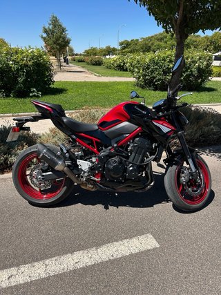 Kawasaki Z900 A2 2025 Negra/Roja