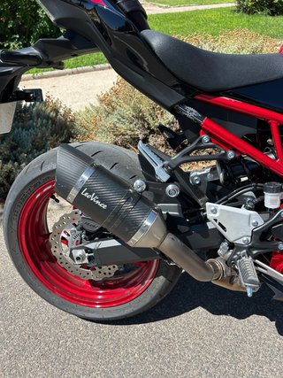 Kawasaki Z900 A2 2025 Negra/Roja