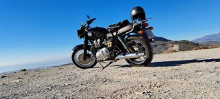 Triumph Bonneville Negra y Plateada