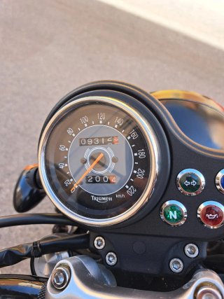 Triumph Bonneville Negra y Plateada