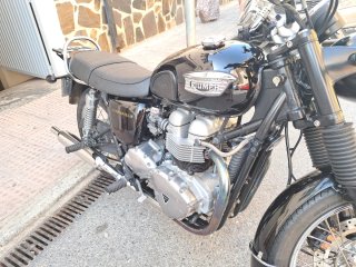 Triumph Bonneville Negra y Plateada