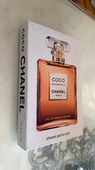 Libros decorativos Vogue y Chanel