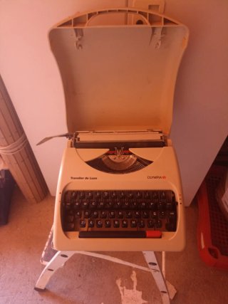 Máquina de escribir Olympia Traveller de Luxe
