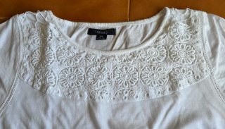 Camiseta blanca con encaje. Talla M