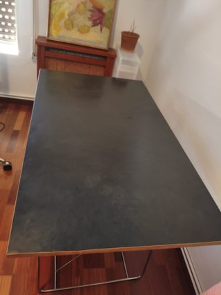 Mesa Vintage es de Pilma o Vinçon Pizarra Metal