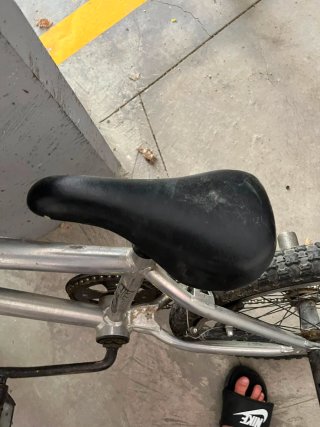 Bicicleta BMX plateada.