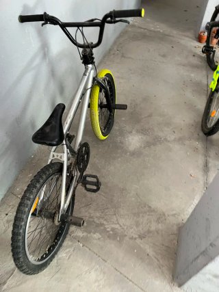 Bicicleta BMX plateada.