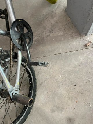 Bicicleta BMX plateada.