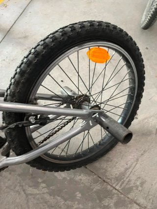 Bicicleta BMX plateada.