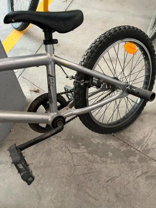 Bicicleta BMX plateada.
