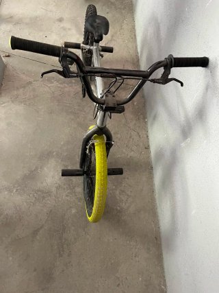 Bicicleta BMX plateada.