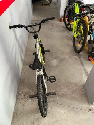 Bicicleta BMX plateada.