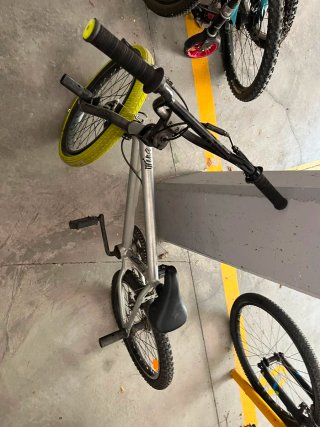 Bicicleta BMX plateada.