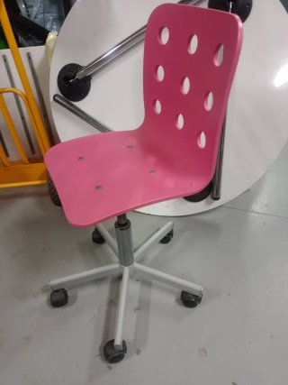 Silla de escritorio rosa con base plateada
