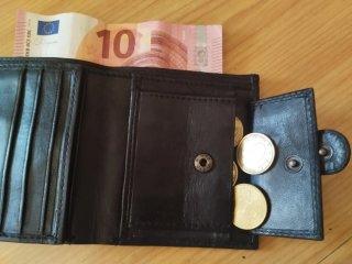 Billetera de piel negra sin usar