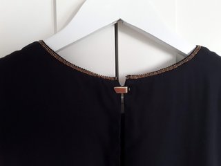 Vestito H&M con collo dorato metallico. T. 42