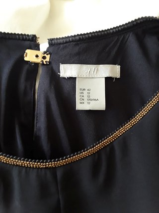 Vestito H&M con collo dorato metallico. T. 42