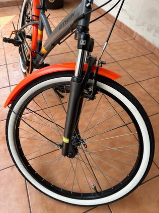Bicicleta B-Twin Gris y Naranja